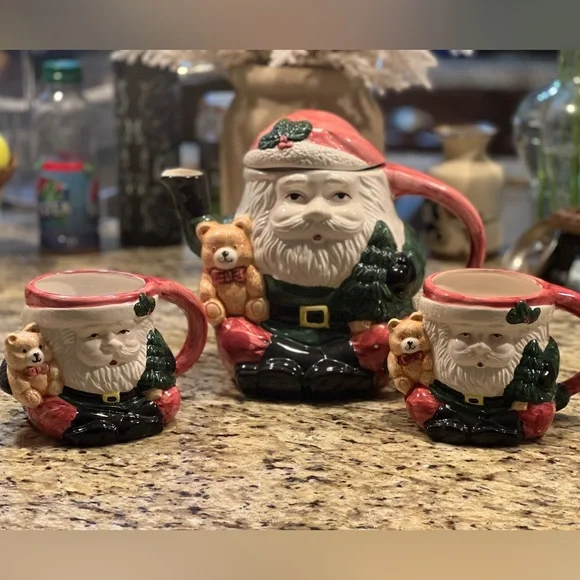 New in box Santa tea pot and 2 matching mugs - Picture 1 of 1